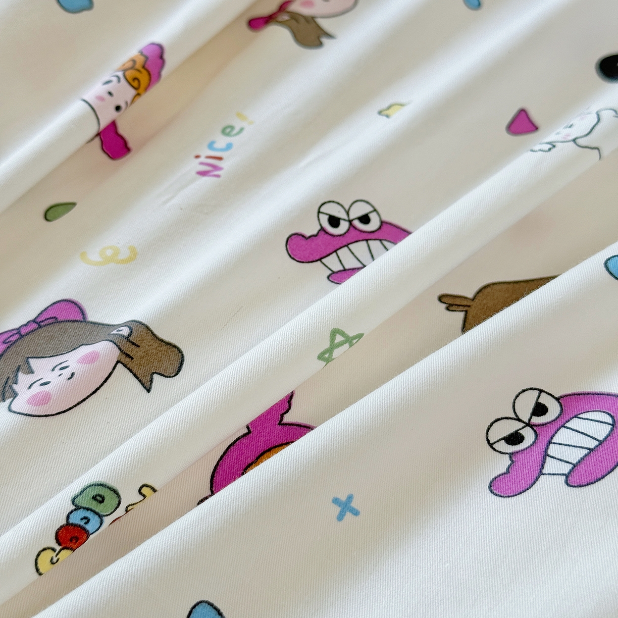 91家纺网 家纺一手货源 找家纺 麦伦家居 2025春夏新款全棉纯棉斜纹40s13372系列-小清新卡通 新新一家