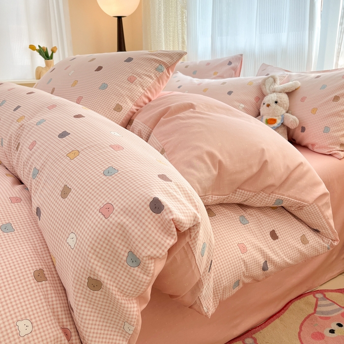 91家纺网 家纺一手货源 找家纺 麦伦家居 2025春夏新款全棉纯棉斜纹40s13372系列-小清新卡通 熊豆豆-粉