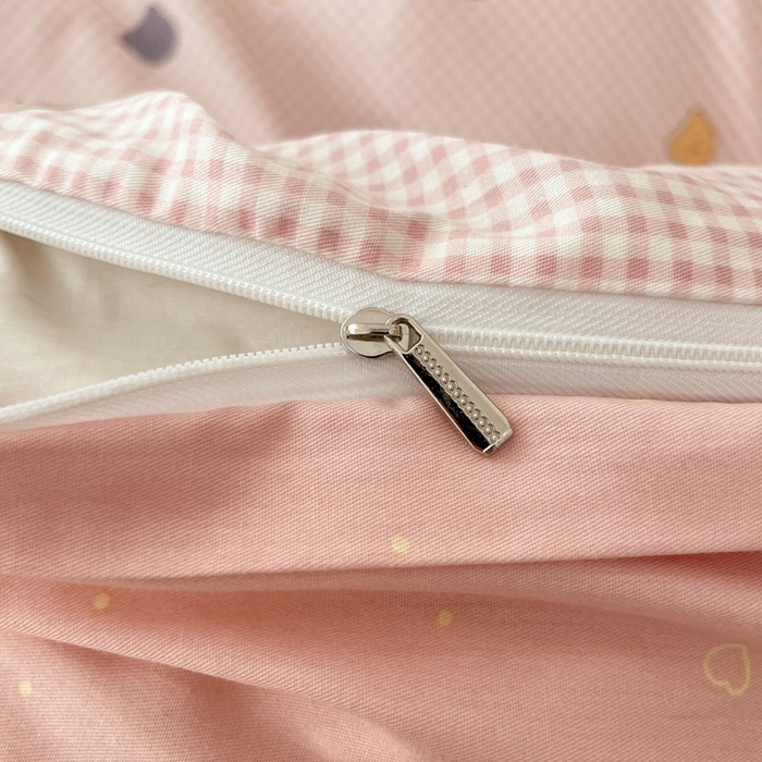 91家纺网 家纺一手货源 找家纺 麦伦家居 2025春夏新款全棉纯棉斜纹40s13372系列-小清新卡通 熊豆豆-粉