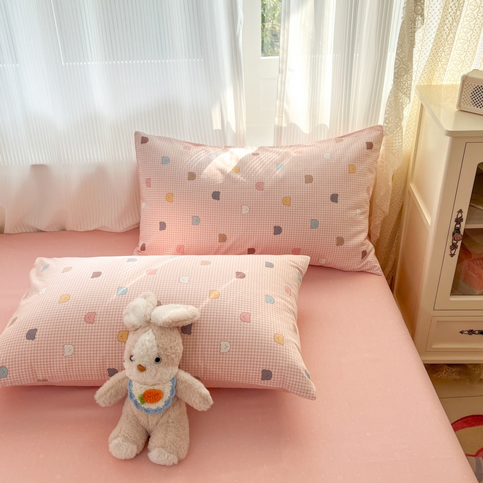 91家纺网 家纺一手货源 找家纺 麦伦家居 2025春夏新款全棉纯棉斜纹40s13372系列-小清新卡通 熊豆豆-粉