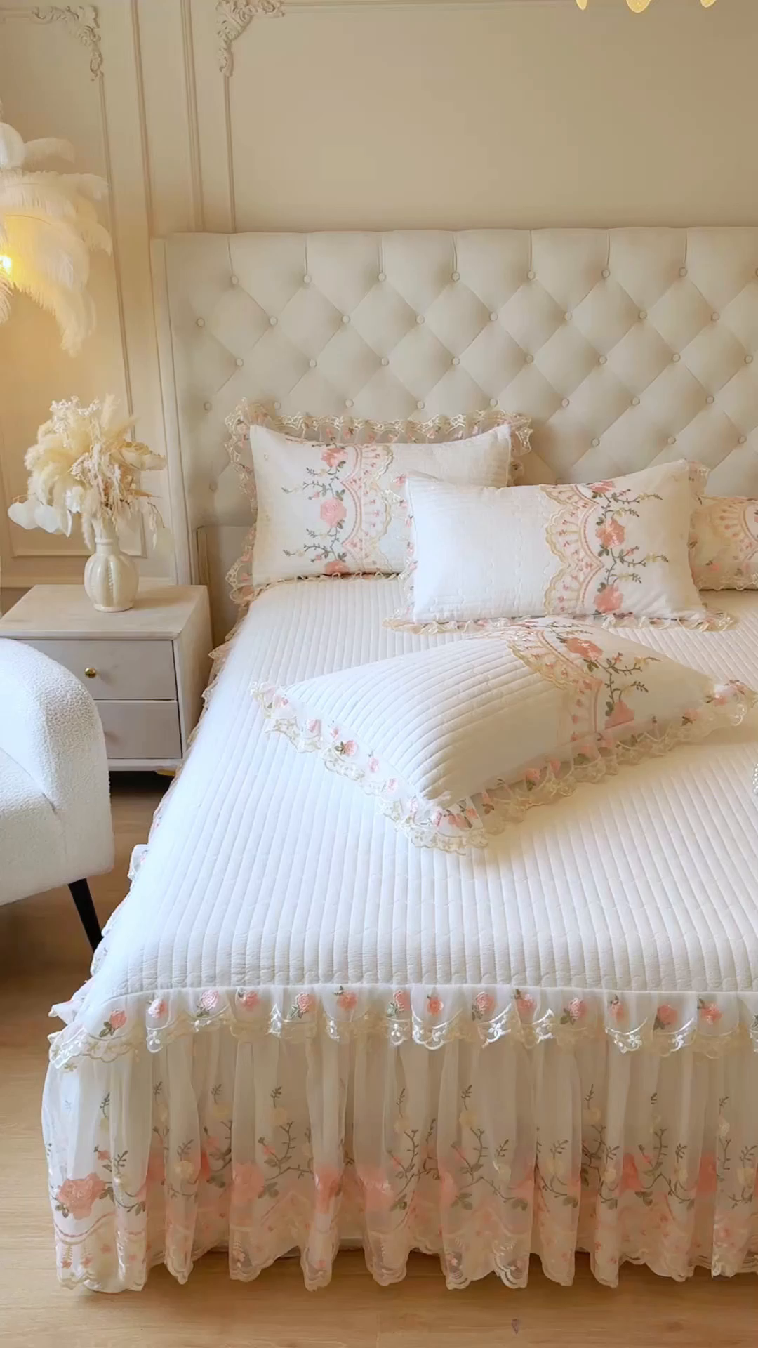 91家纺网 家纺一手货源 找家纺 恋尚 2025春夏新款香云纱床裙单床裙床裙单件-莫妮卡（控价130起） 莫妮卡-白