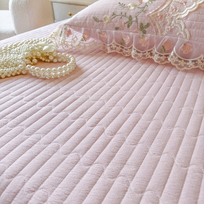 91家纺网 家纺一手货源 找家纺 恋尚 2025春夏新款香云纱床裙单床裙床裙单件-莫妮卡（控价130起） 莫妮卡-少女粉