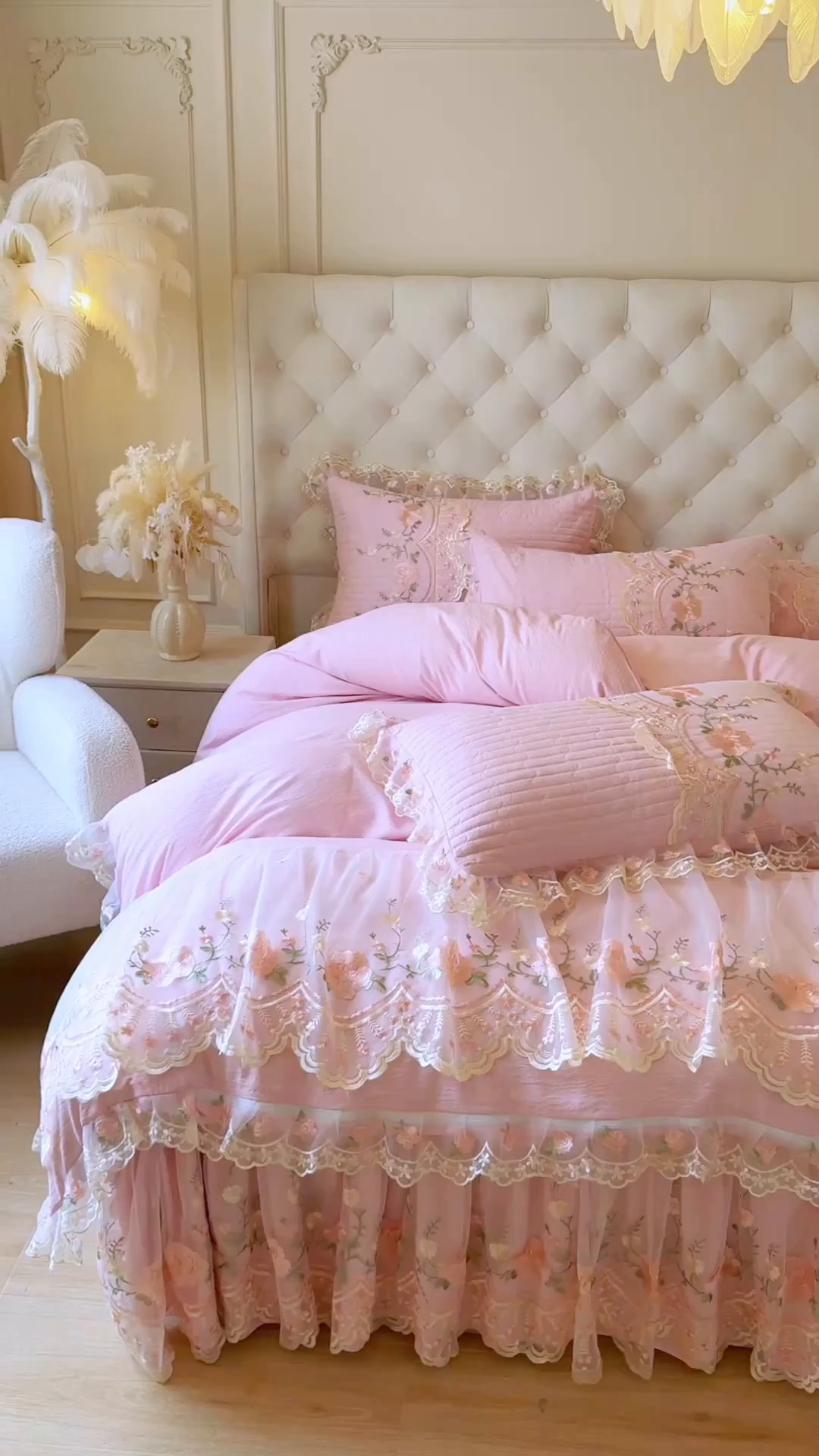 91家纺网 家纺一手货源 找家纺 恋尚 2025新款香云纱床裙四件套系列-莫妮卡 莫妮卡-少女粉