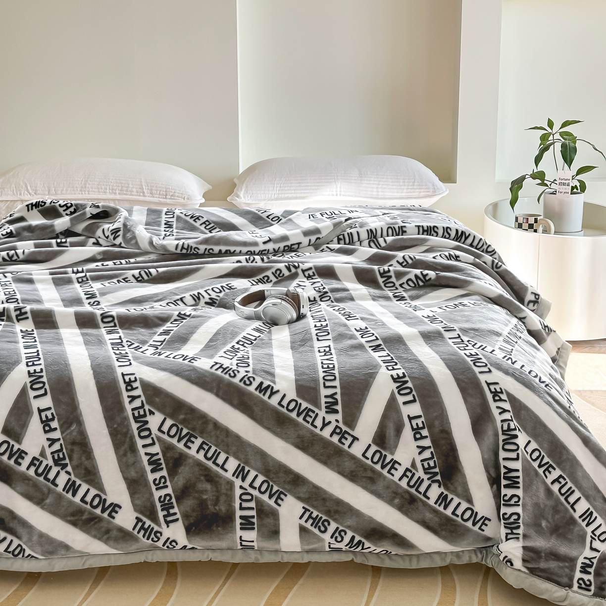 91家纺网 家纺一手货源 找家纺 法莱妮2025新款双层加厚拉舍尔毛毯 婚庆 单双人 厂家直销可定制 自由自在