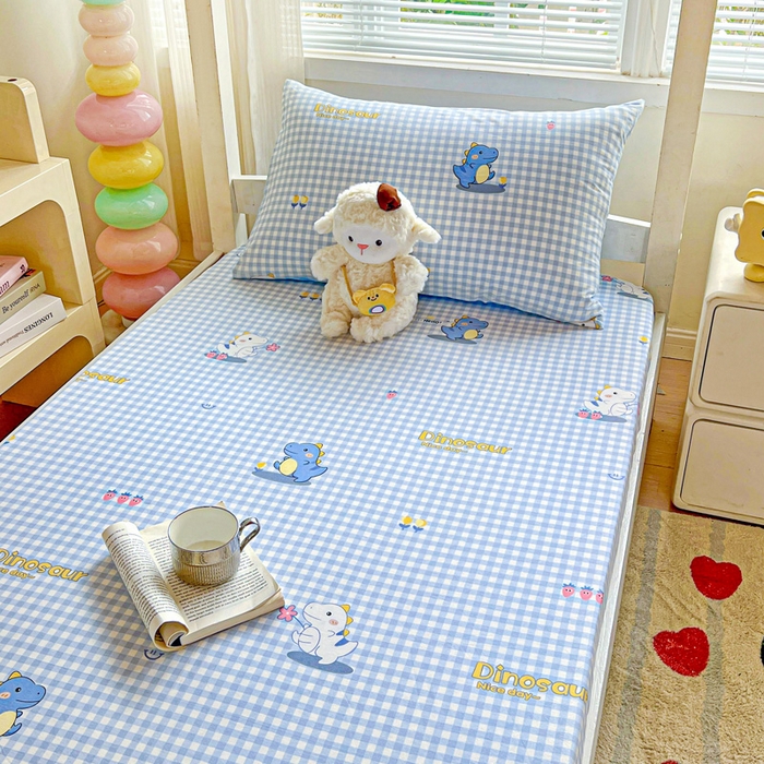 91家纺网 家纺一手货源 找家纺 名兮家居 2025新款全棉纯棉13372学生印花上下铺床笠单床笠单品床笠单件床笠 格子恐龙