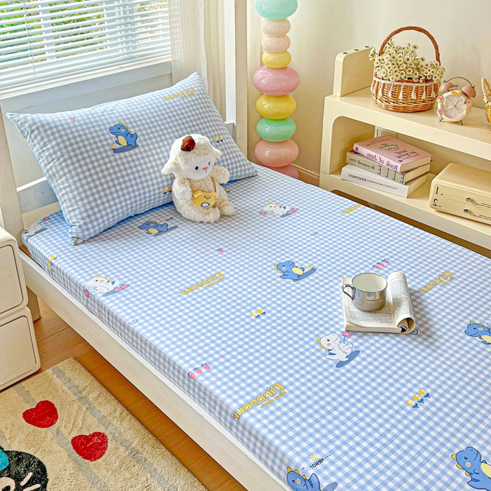 91家纺网 家纺一手货源 找家纺 名兮家居 2025新款全棉纯棉13372学生印花上下铺床笠单床笠单品床笠单件床笠 格子恐龙