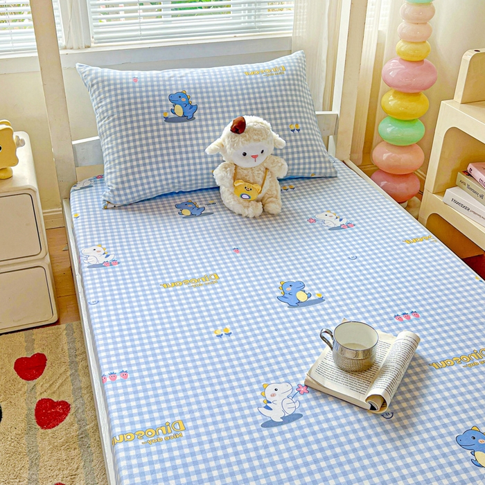 91家纺网 家纺一手货源 找家纺 名兮家居 2025新款全棉纯棉13372学生印花上下铺床笠单床笠单品床笠单件床笠 格子恐龙