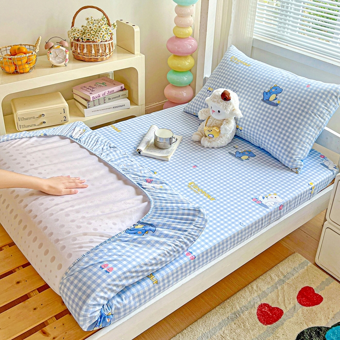 91家纺网 家纺一手货源 找家纺 名兮家居 2025新款全棉纯棉13372学生印花上下铺床笠单床笠单品床笠单件床笠 格子恐龙