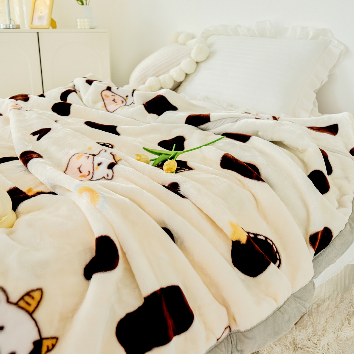 91家纺网 家纺一手货源 找家纺 法莱妮毛毯 2025新款双层加厚拉舍尔毛毯 婚庆 单双人 厂家直销可定制 彩虹牛