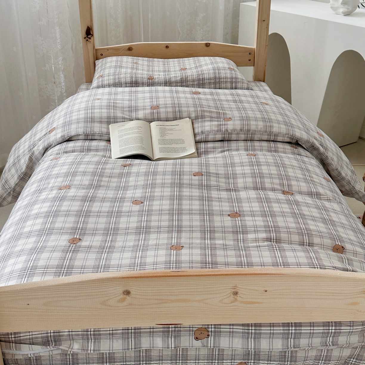 91家纺网 家纺一手货源 找家纺 佰织鑫家居 2025新款独家原创-学生季纯棉夹棉床笠三件套 方格熊