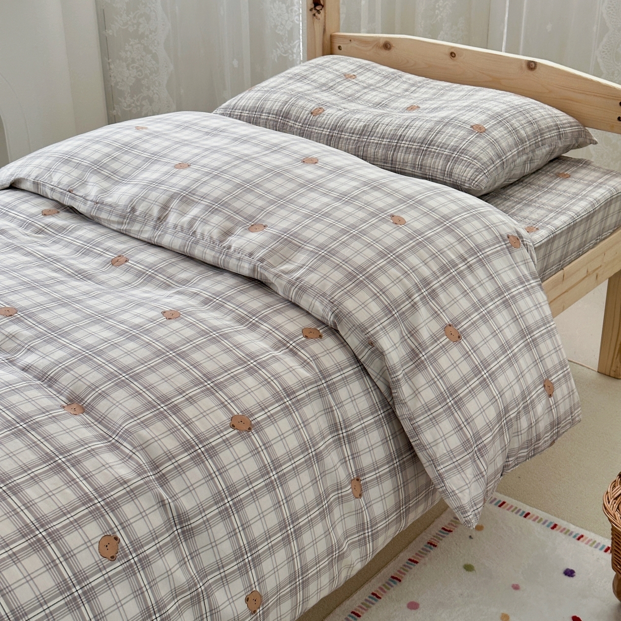 91家纺网 家纺一手货源 找家纺 佰织鑫家居 2025新款独家原创-学生季纯棉夹棉床笠三件套 方格熊