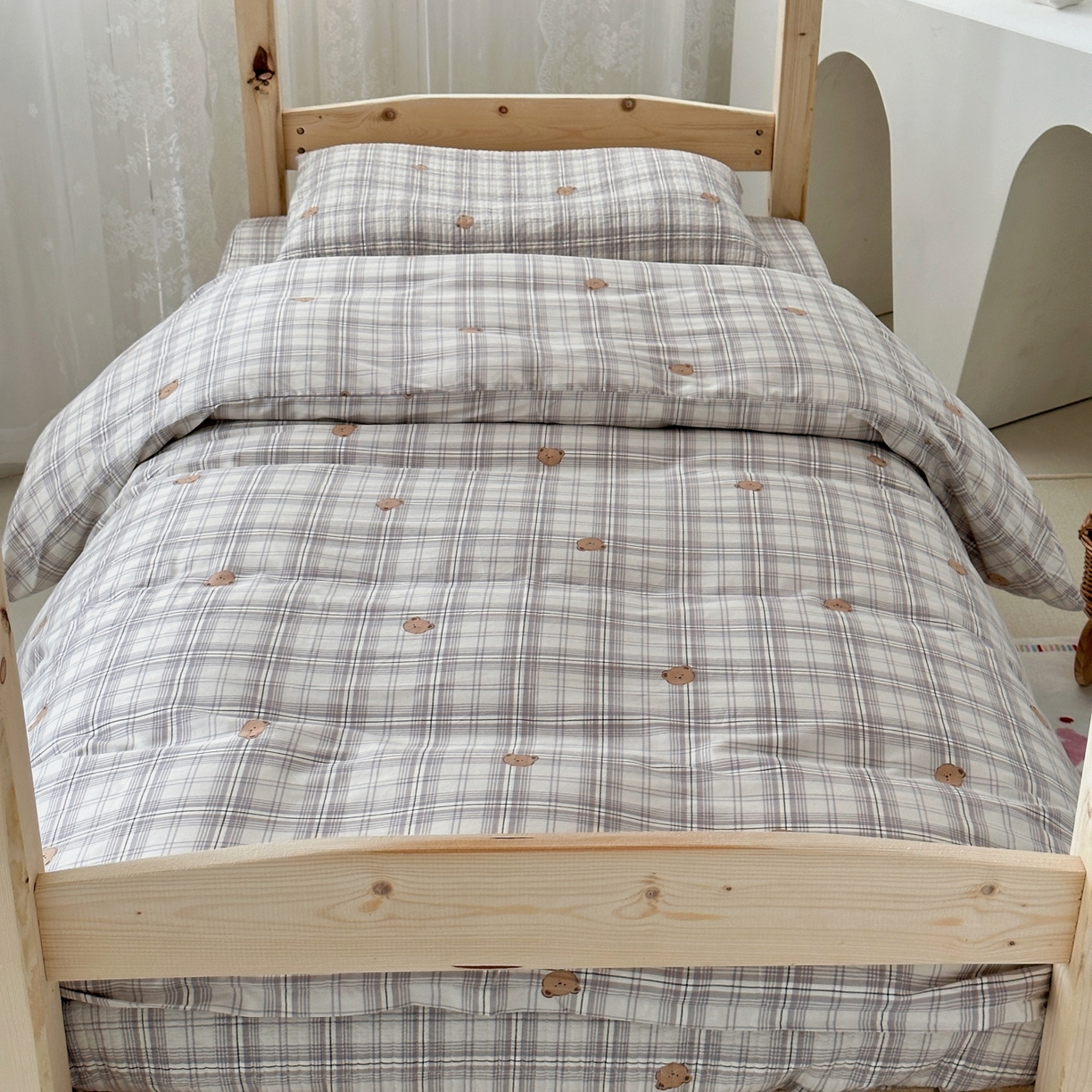 91家纺网 家纺一手货源 找家纺 佰织鑫家居 2025新款独家原创-学生季纯棉夹棉床笠三件套 方格熊