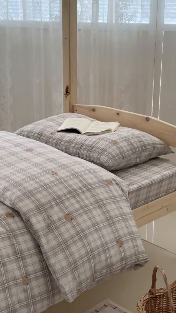 91家纺网 家纺一手货源 找家纺 佰织鑫家居 2025新款独家原创-学生季纯棉夹棉床笠三件套 方格熊