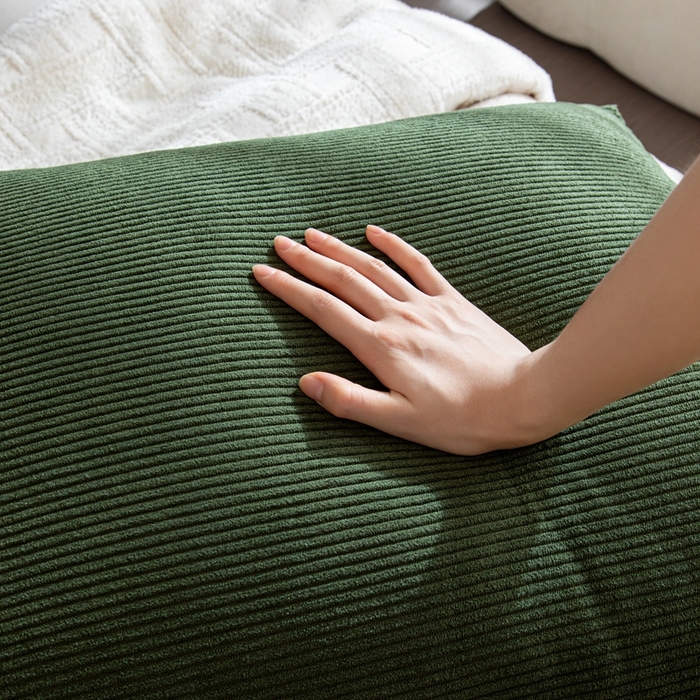 91家纺网 家纺一手货源 找家纺 沐沐家纺2026新款灯芯绒三角靠枕 墨绿