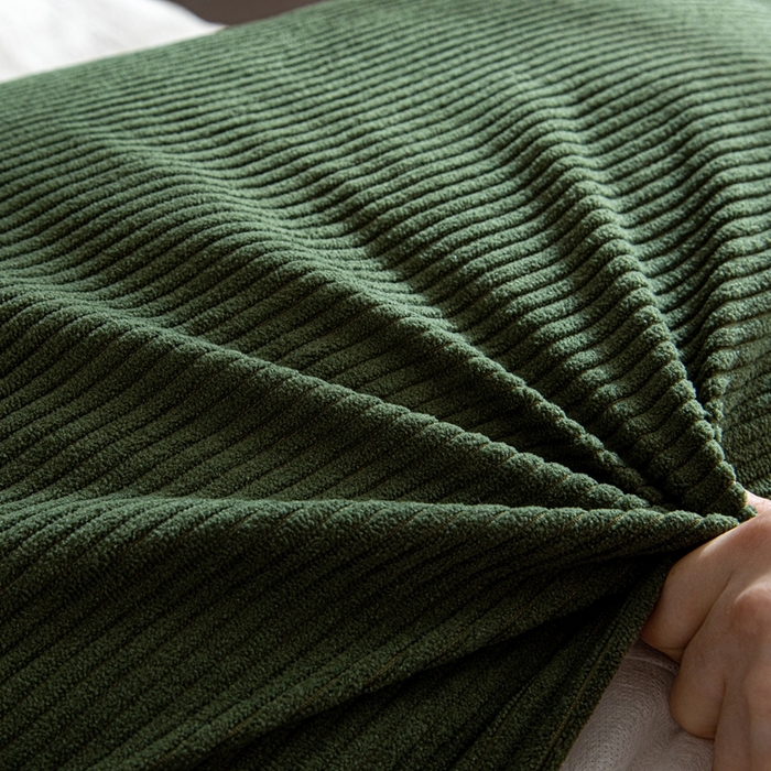 91家纺网 家纺一手货源 找家纺 沐沐家纺2026新款灯芯绒三角靠枕 墨绿