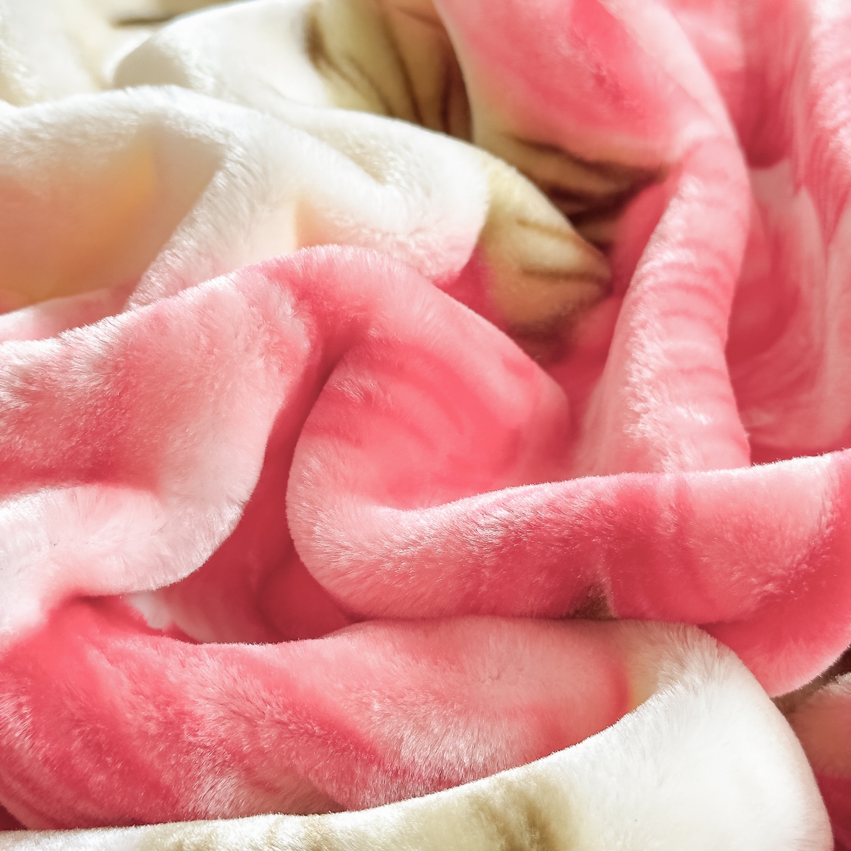 91家纺网 家纺一手货源 找家纺 法莱妮毛毯 2025新款双层加厚拉舍尔毛毯 婚庆 单双人 厂家直销可定制 粉红世家