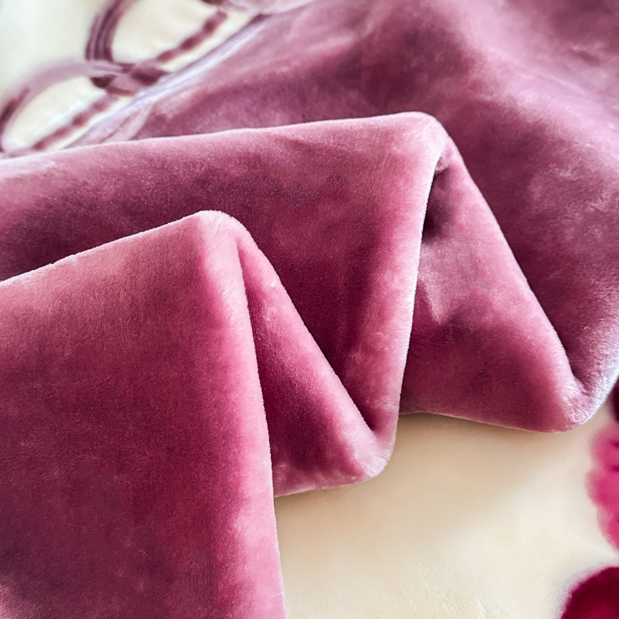 91家纺网 家纺一手货源 找家纺 法莱妮毛毯 2025新款双层加厚拉舍尔毛毯 婚庆 单双人 厂家直销可定制 富贵花开