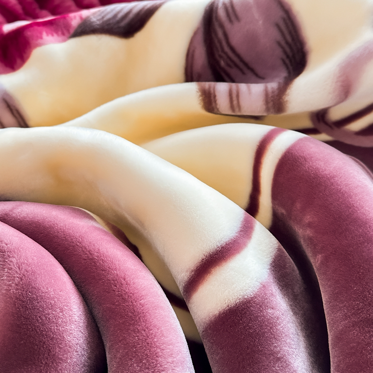 91家纺网 家纺一手货源 找家纺 法莱妮毛毯 2025新款双层加厚拉舍尔毛毯 婚庆 单双人 厂家直销可定制 富贵花开