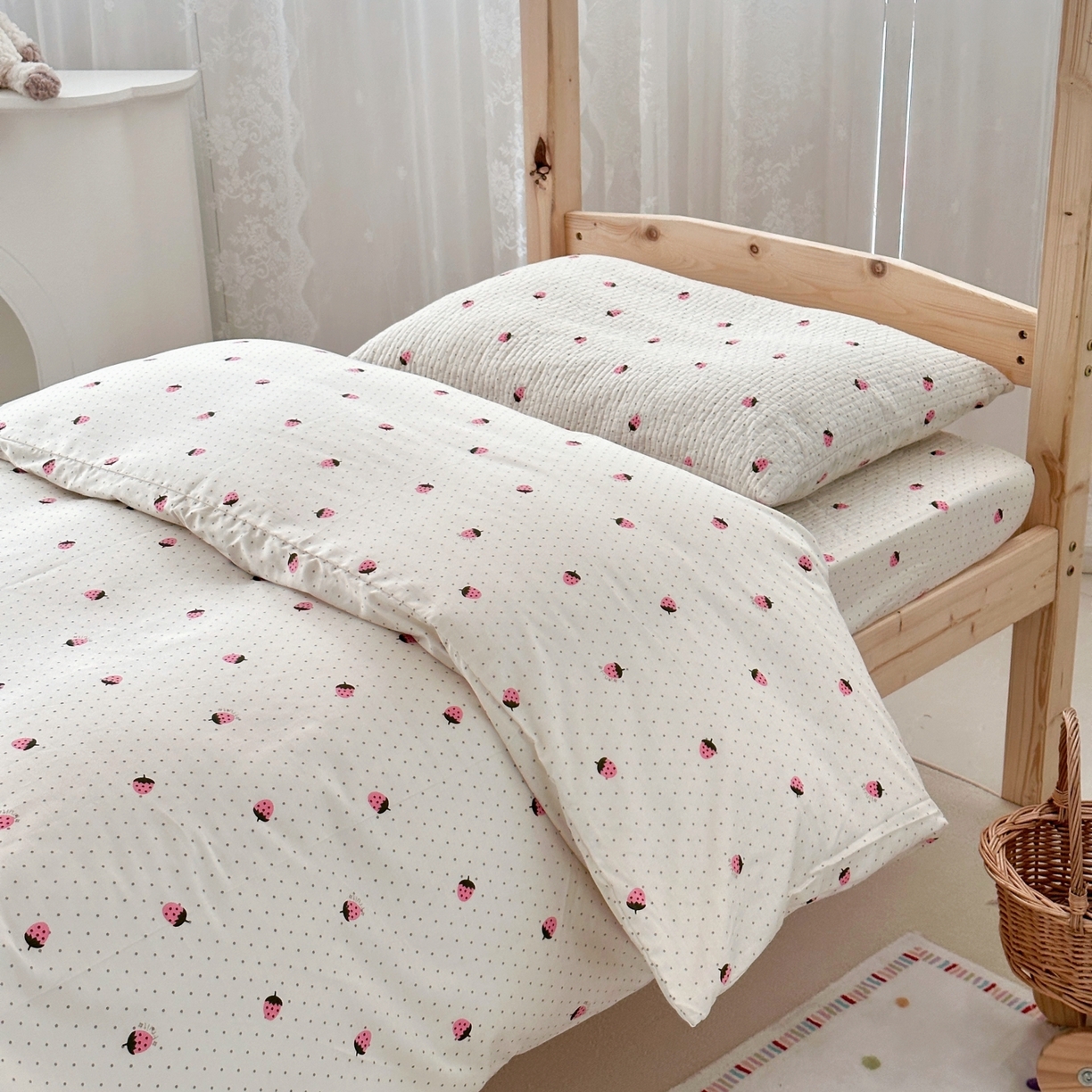 91家纺网 家纺一手货源 找家纺 佰织鑫家居 2025新款独家原创-学生季纯棉夹棉床笠三件套 小草莓