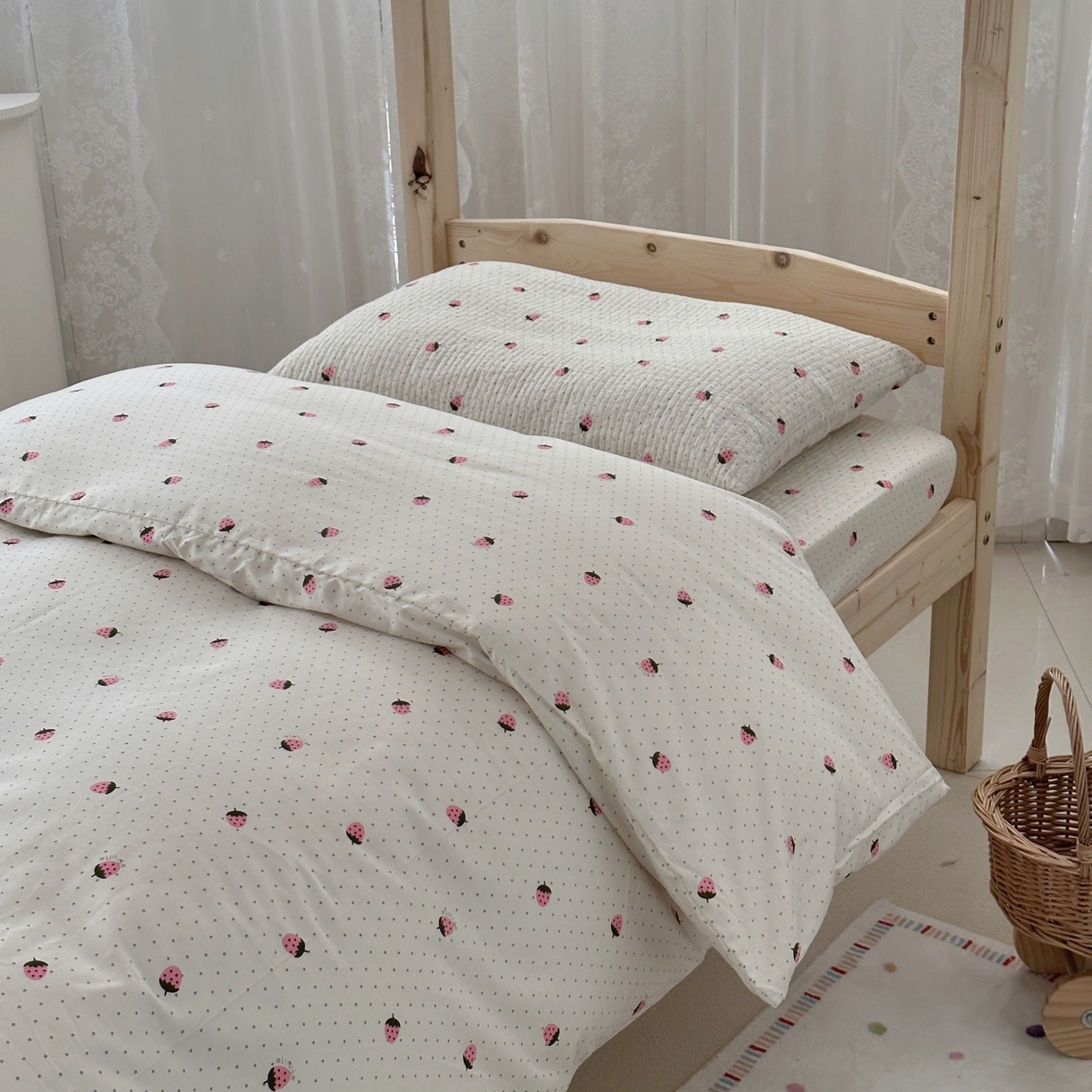 91家纺网 家纺一手货源 找家纺 佰织鑫家居 2025新款独家原创-学生季纯棉夹棉床笠三件套 小草莓