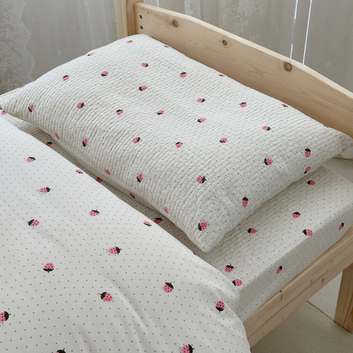 91家纺网 家纺一手货源 找家纺 佰织鑫家居 2025新款独家原创-学生季纯棉夹棉床笠三件套 小草莓