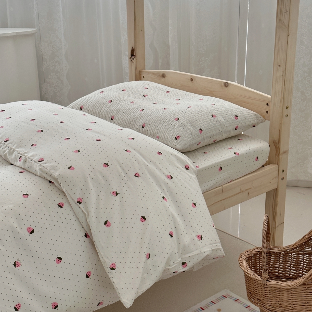 91家纺网 家纺一手货源 找家纺 佰织鑫家居 2025新款独家原创-学生季纯棉夹棉床笠三件套 小草莓