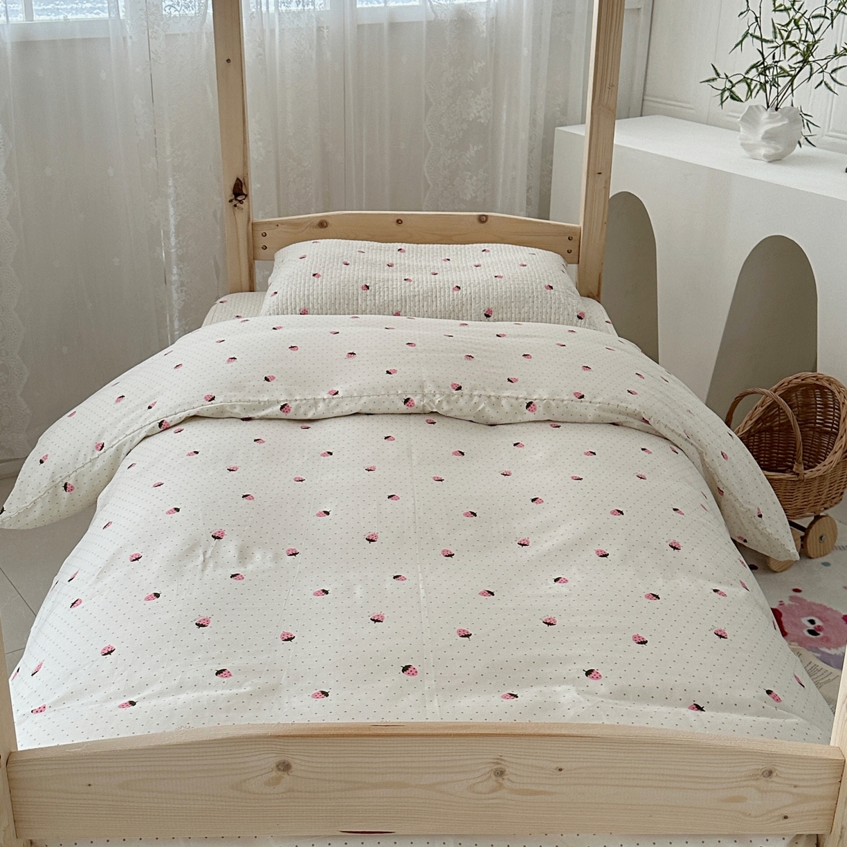 91家纺网 家纺一手货源 找家纺 佰织鑫家居 2025新款独家原创-学生季纯棉夹棉床笠三件套 小草莓