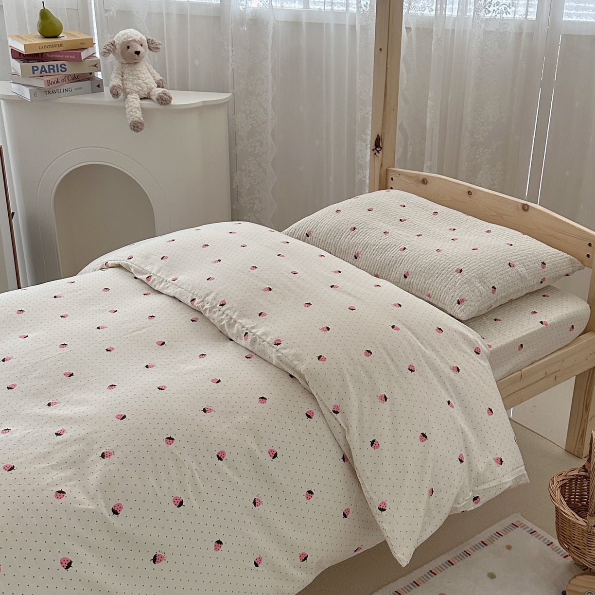 91家纺网 家纺一手货源 找家纺 佰织鑫家居 2025新款独家原创-学生季纯棉夹棉床笠三件套 小草莓