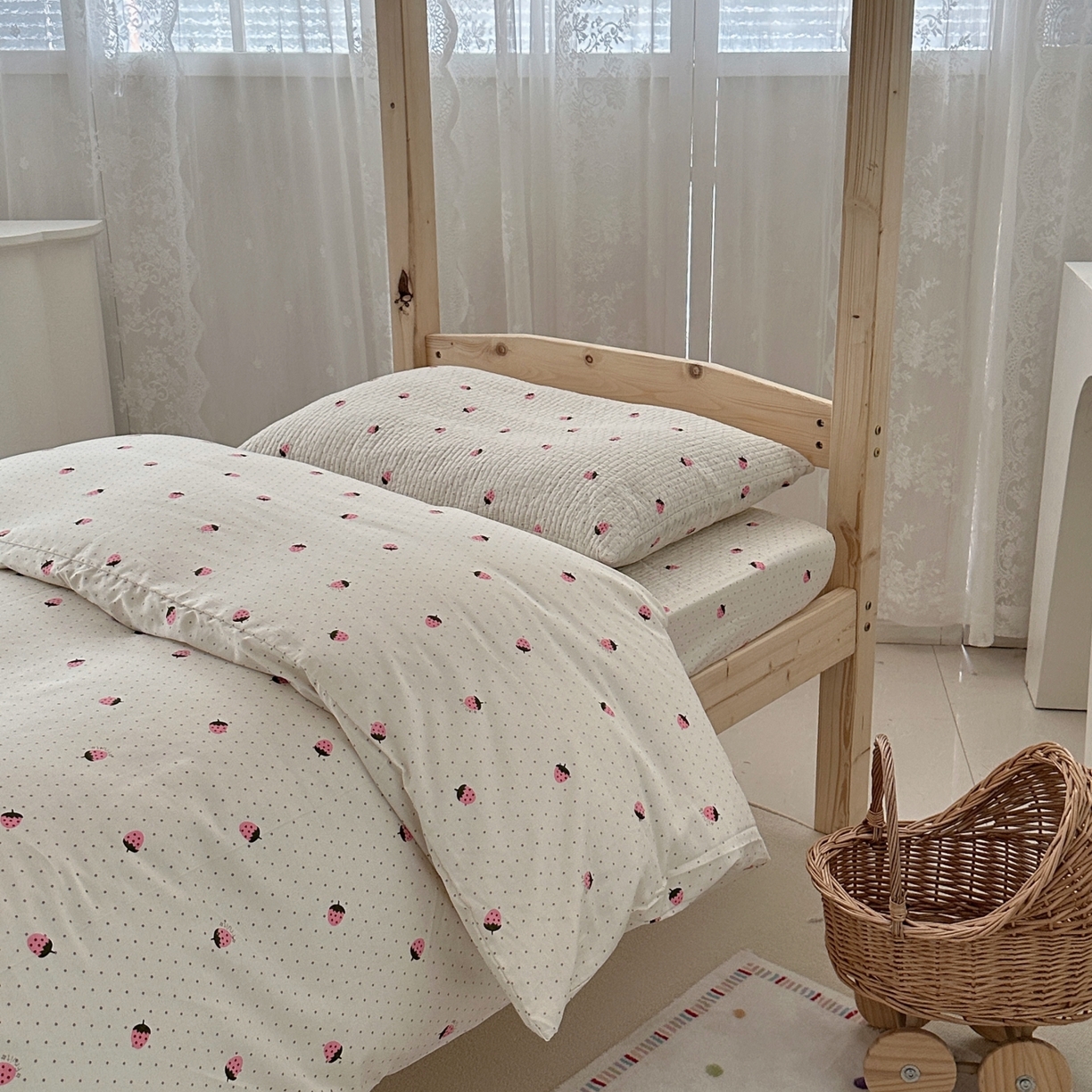 91家纺网 家纺一手货源 找家纺 佰织鑫家居 2025新款独家原创-学生季纯棉夹棉床笠三件套 小草莓