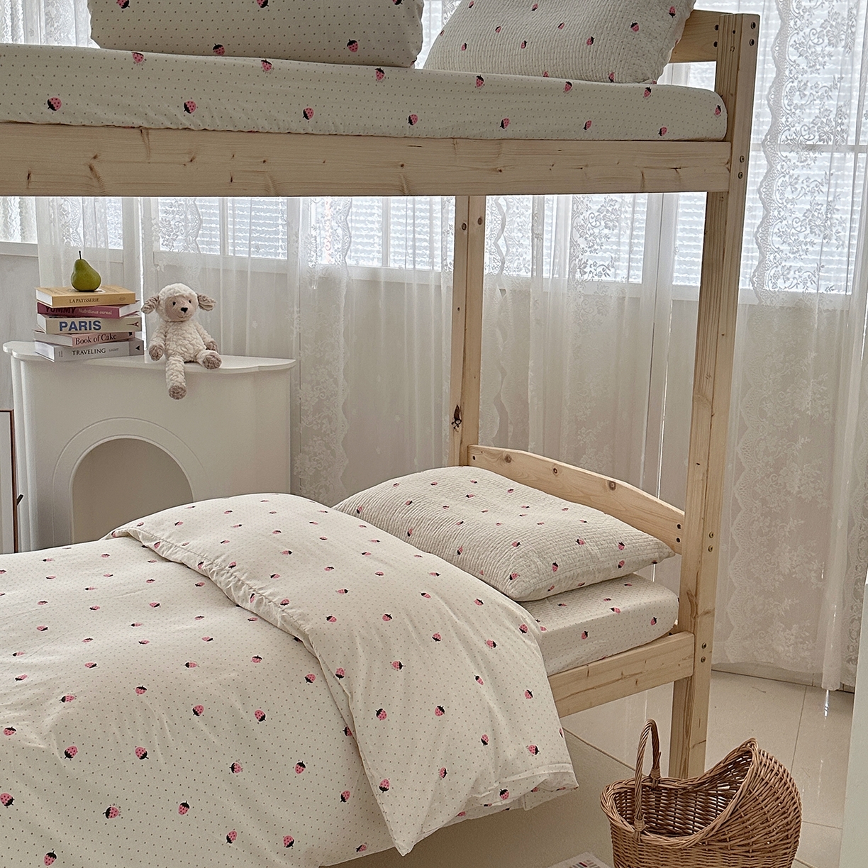 91家纺网 家纺一手货源 找家纺 佰织鑫家居 2025新款独家原创-学生季纯棉夹棉床笠三件套 小草莓