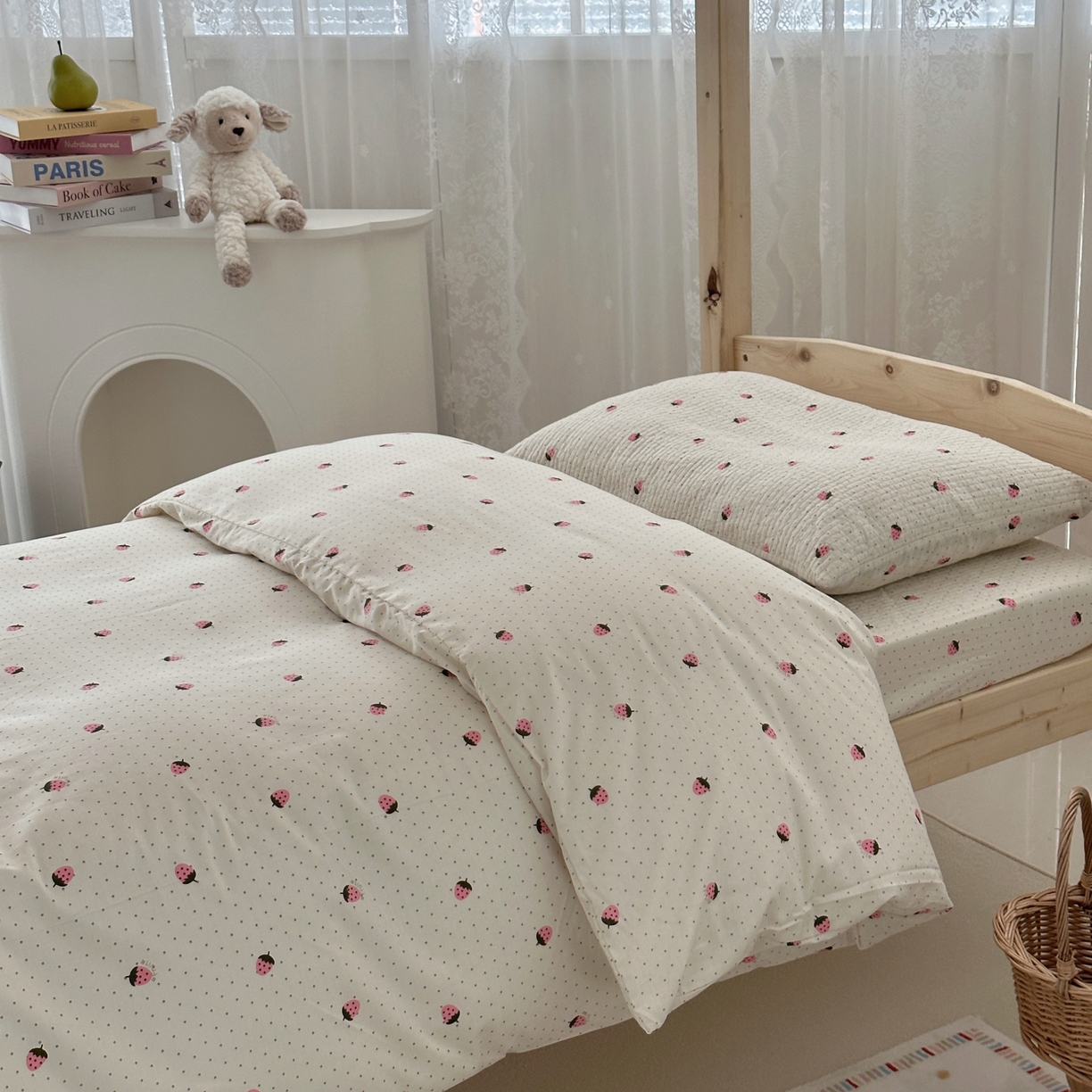 91家纺网 家纺一手货源 找家纺 佰织鑫家居 2025新款独家原创-学生季纯棉夹棉床笠三件套 小草莓