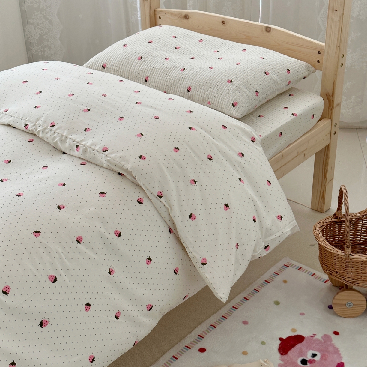 91家纺网 家纺一手货源 找家纺 佰织鑫家居 2025新款独家原创-学生季纯棉夹棉床笠三件套 小草莓