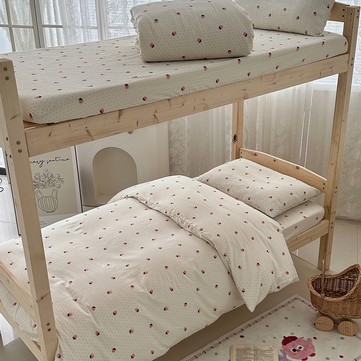 91家纺网 家纺一手货源 找家纺 佰织鑫家居 2025新款独家原创-学生季纯棉夹棉床笠三件套 小草莓