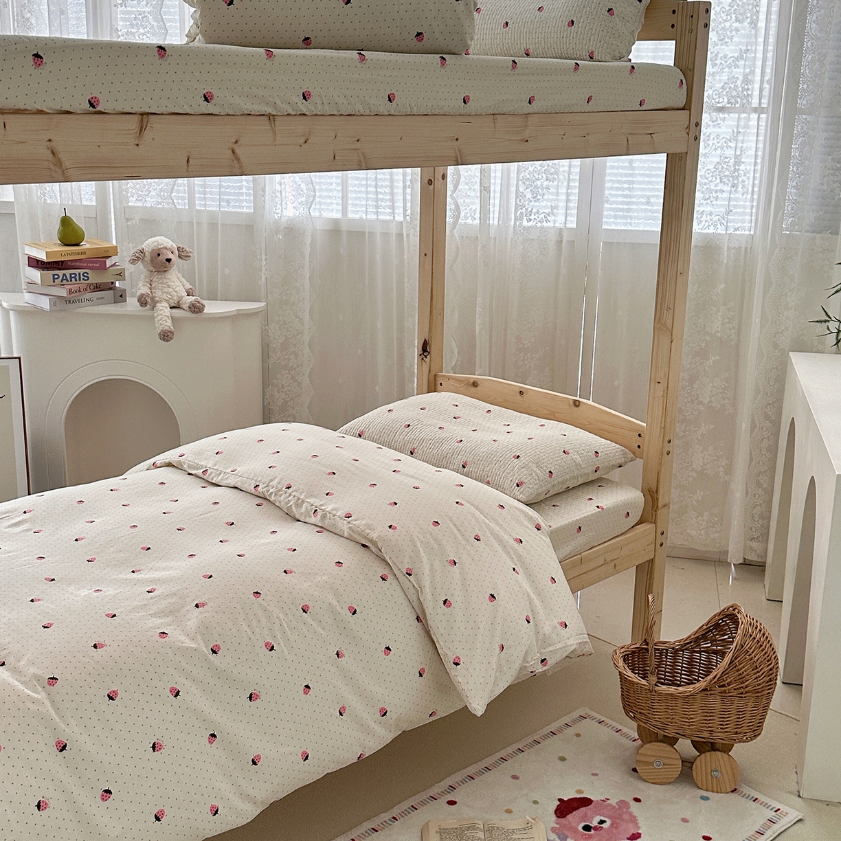 91家纺网 家纺一手货源 找家纺 佰织鑫家居 2025新款独家原创-学生季纯棉夹棉床笠三件套 小草莓