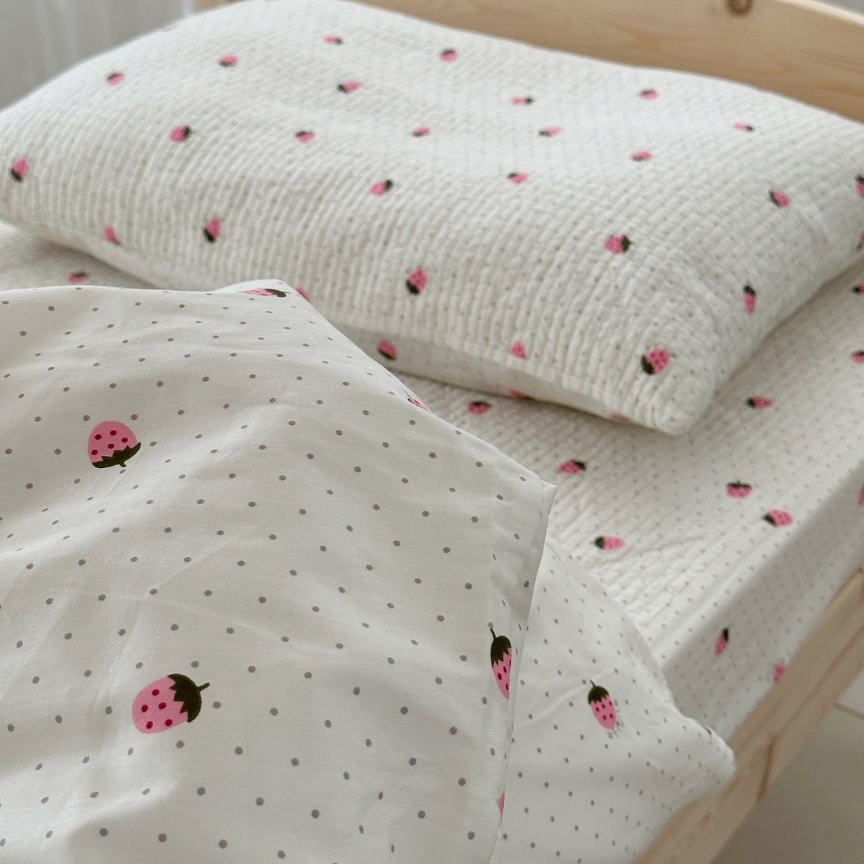 91家纺网 家纺一手货源 找家纺 佰织鑫家居 2025新款独家原创-学生季纯棉夹棉床笠三件套 小草莓