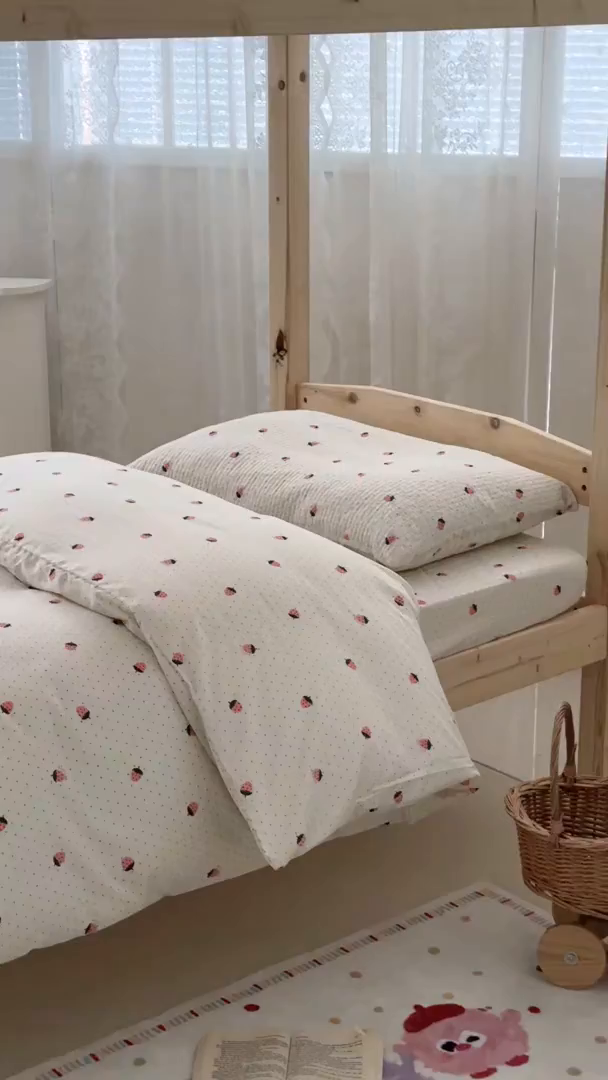 91家纺网 家纺一手货源 找家纺 佰织鑫家居 2025新款独家原创-学生季纯棉夹棉床笠三件套 小草莓