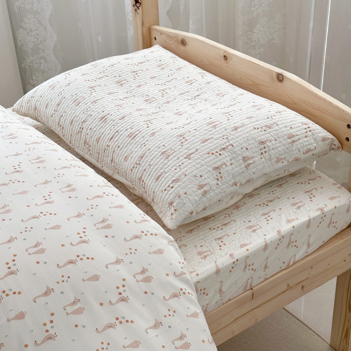 91家纺网 家纺一手货源 找家纺 佰织鑫家居 2025新款独家原创-学生季纯棉夹棉床笠三件套 长颈鹅