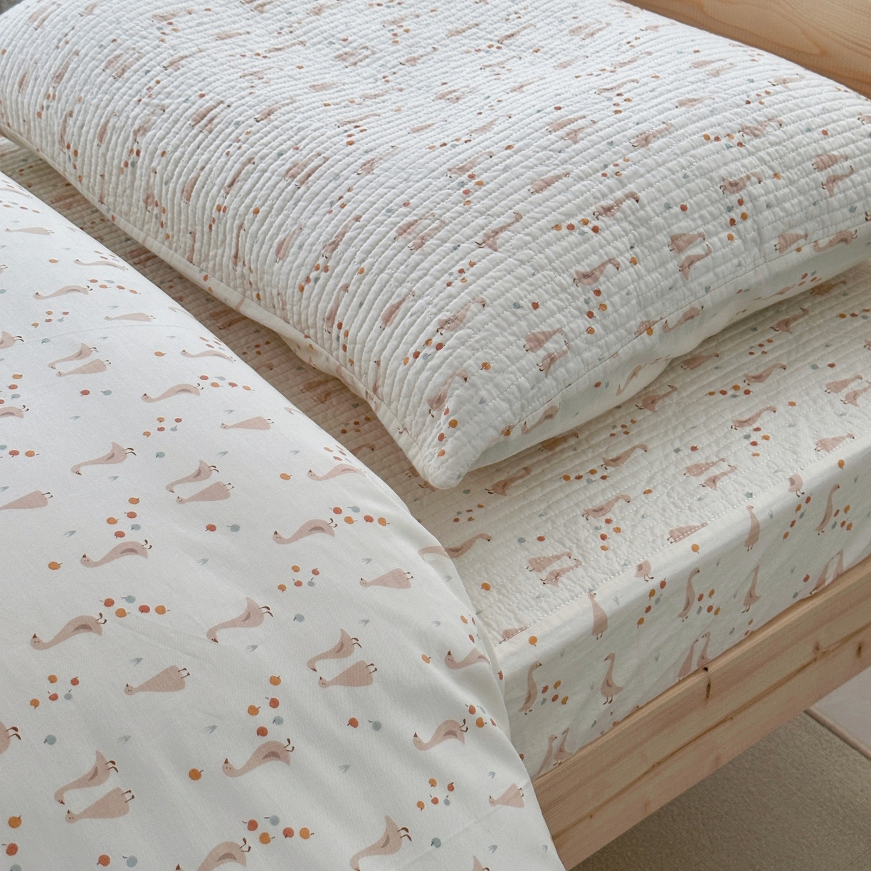 91家纺网 家纺一手货源 找家纺 佰织鑫家居 2025新款独家原创-学生季纯棉夹棉床笠三件套 长颈鹅