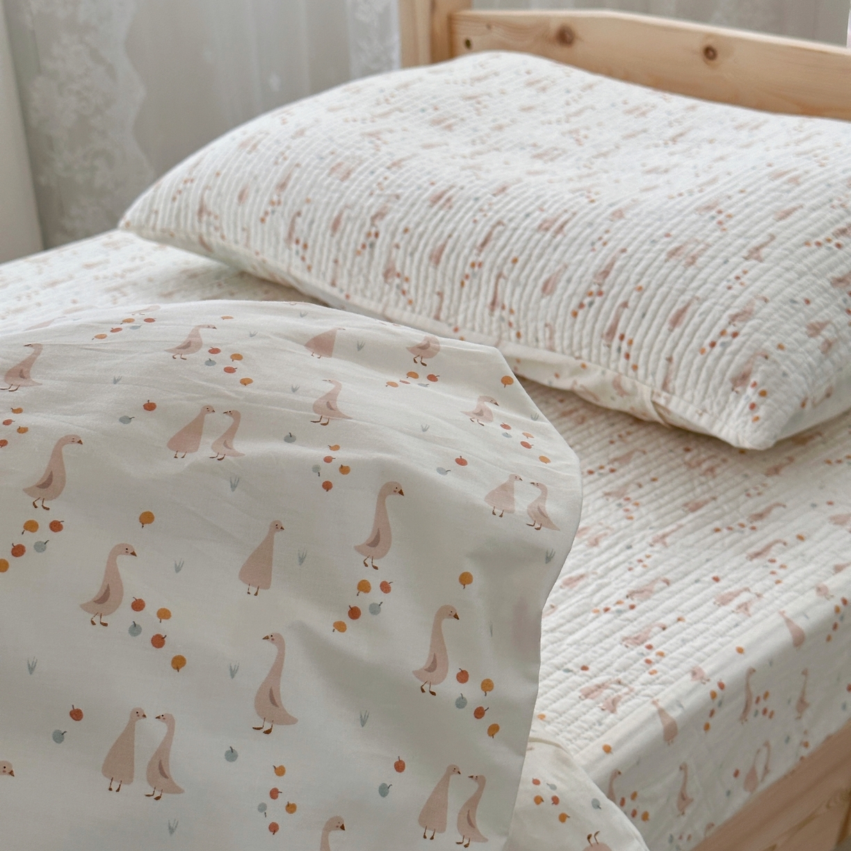 91家纺网 家纺一手货源 找家纺 佰织鑫家居 2025新款独家原创-学生季纯棉夹棉床笠三件套 长颈鹅