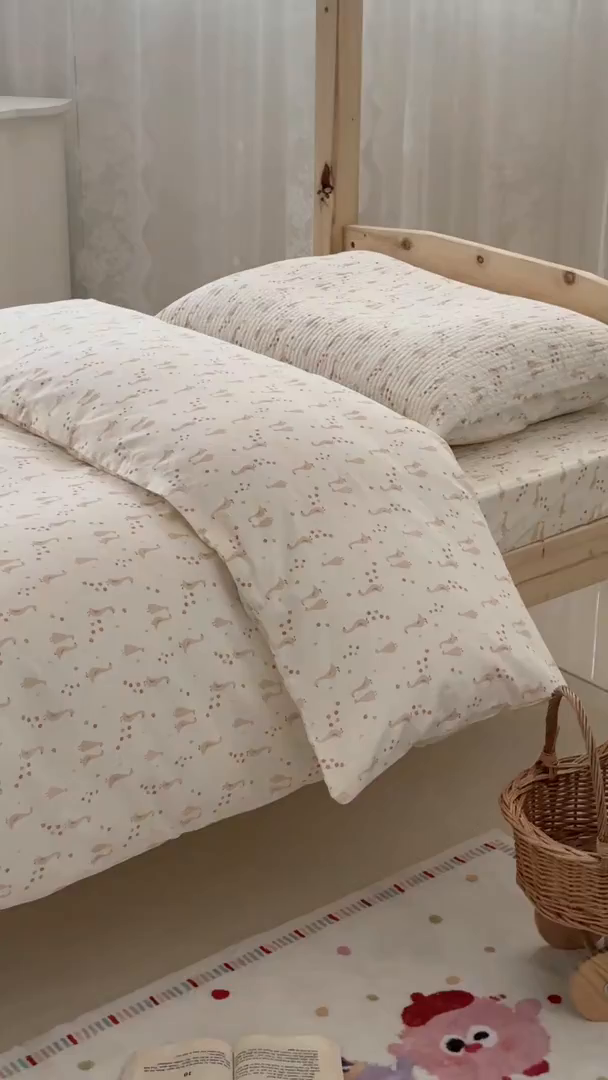 91家纺网 家纺一手货源 找家纺 佰织鑫家居 2025新款独家原创-学生季纯棉夹棉床笠三件套 长颈鹅