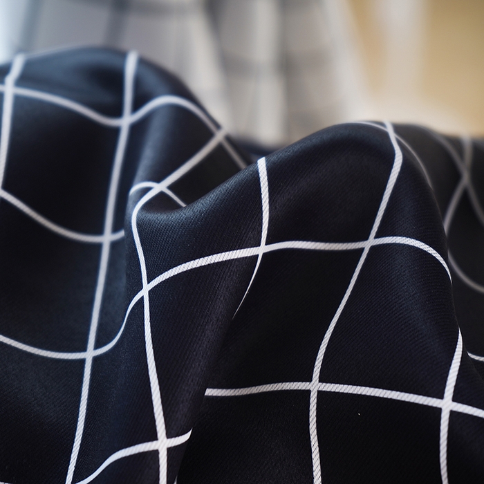 91家纺网 家纺一手货源 找家纺 棉姐床帘蚊帐窗帘 强遮光三层梭织免安装魔术贴窗帘门帘三件套 黑格