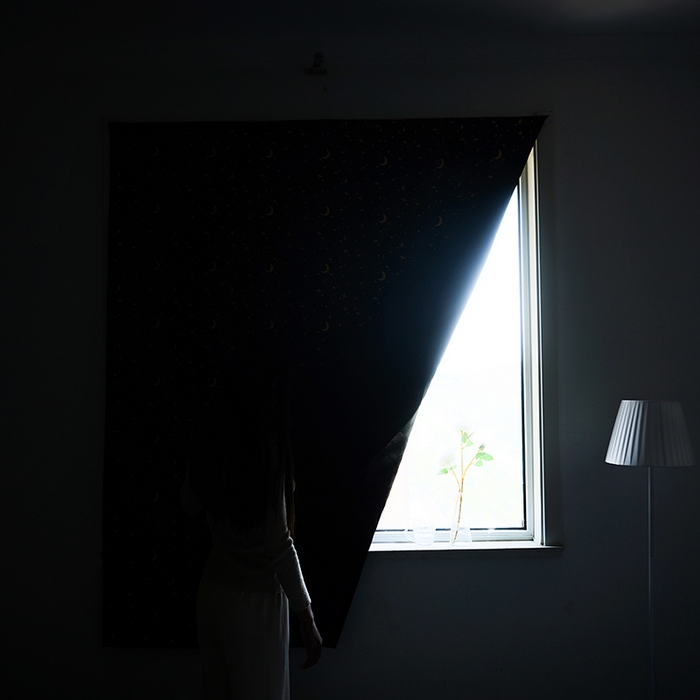 91家纺网 家纺一手货源 找家纺 棉姐床帘蚊帐窗帘 强遮光三层梭织免安装魔术贴窗帘门帘三件套 金色小鹿