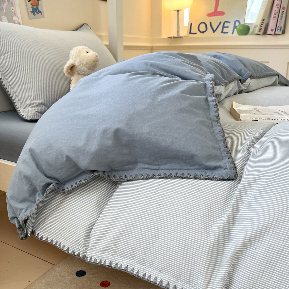 91家纺网 家纺一手货源 找家纺 蓝邻家纺 2025新款全棉水洗棉贝壳边三件套四件套-学生床 兰竖条