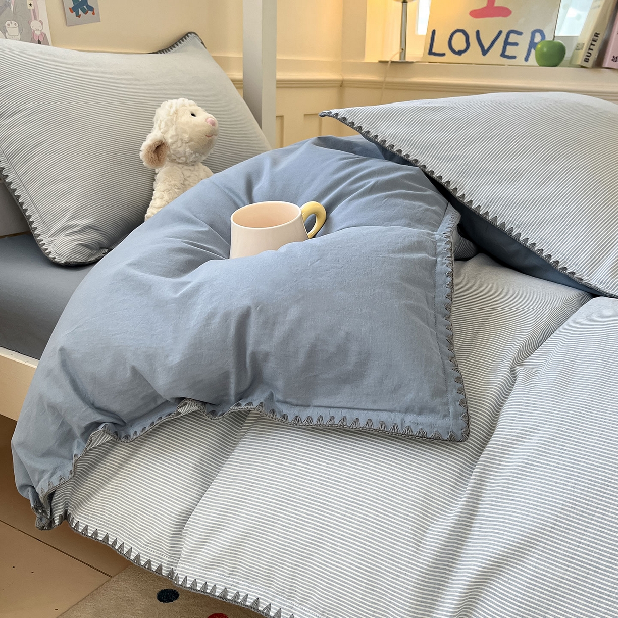 91家纺网 家纺一手货源 找家纺 蓝邻家纺 2025新款全棉水洗棉贝壳边三件套四件套-学生床 兰竖条