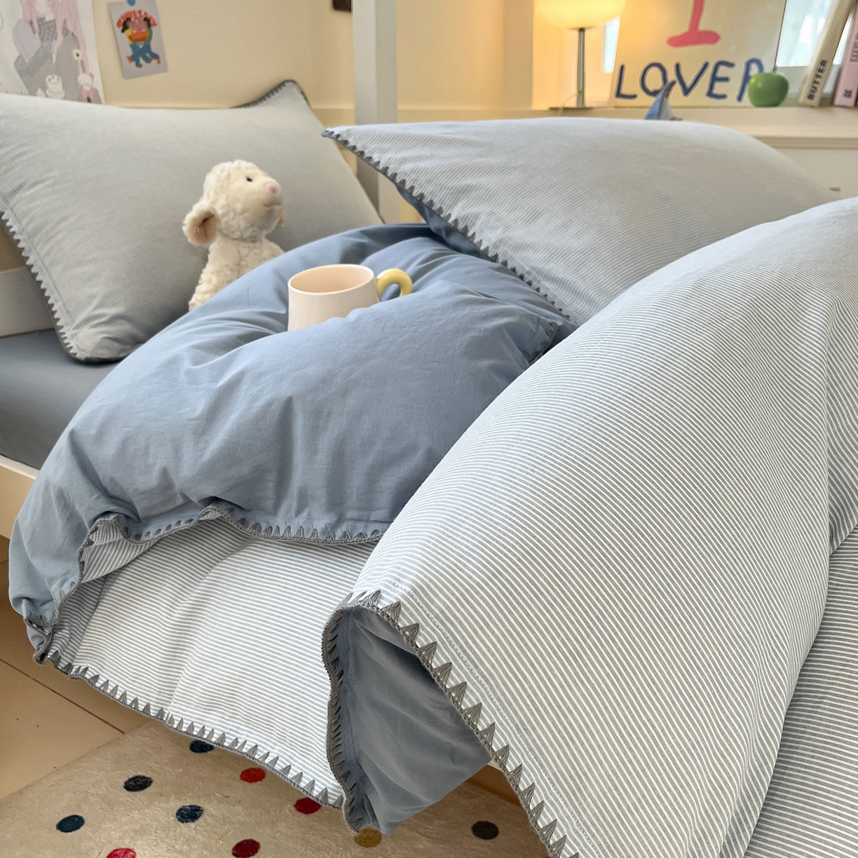 91家纺网 家纺一手货源 找家纺 蓝邻家纺 2025新款全棉水洗棉贝壳边三件套四件套-学生床 兰竖条