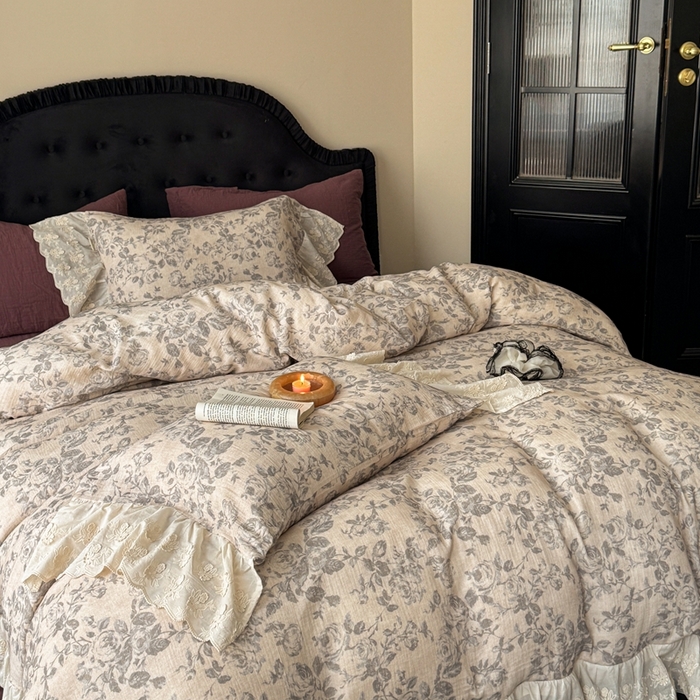 91家纺网 家纺一手货源 找家纺 （总）安莱生活2025新款新品法式工艺款皱皱纱四件套（券后均不低于：370/390 严肃控价！）,春日来信,春缇玫瑰,繁花,卡琳,秘密花园,莫奈花园,千叶密语,热麦,时光里