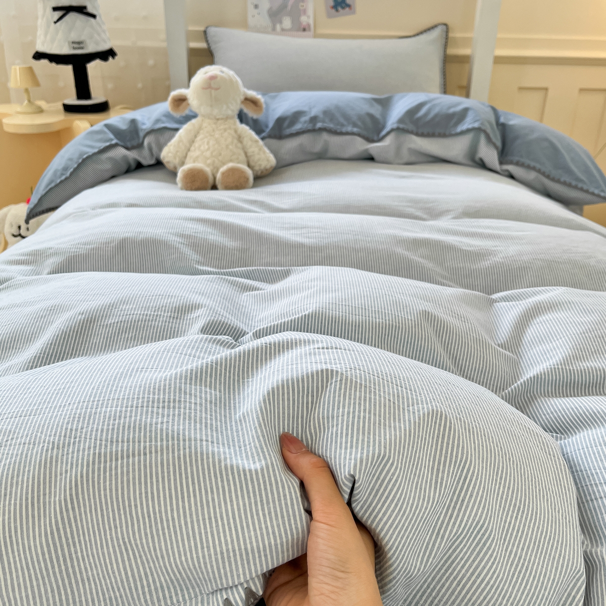 91家纺网 家纺一手货源 找家纺 蓝邻家纺 2025新款全棉水洗棉贝壳边三件套四件套-学生床 兰竖条