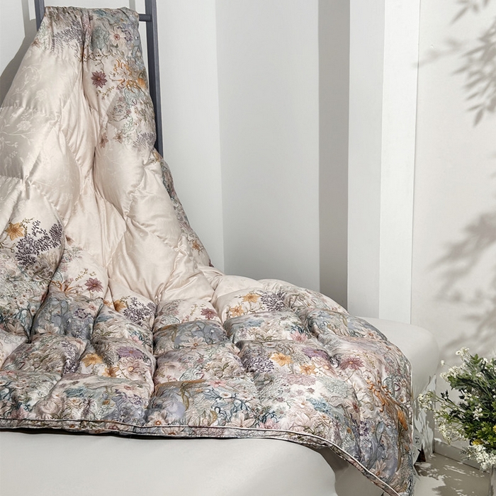 91家纺网 家纺一手货源 找家纺 （总）岚司羽 2025新款大朵95白鹅绒被-春华秋实