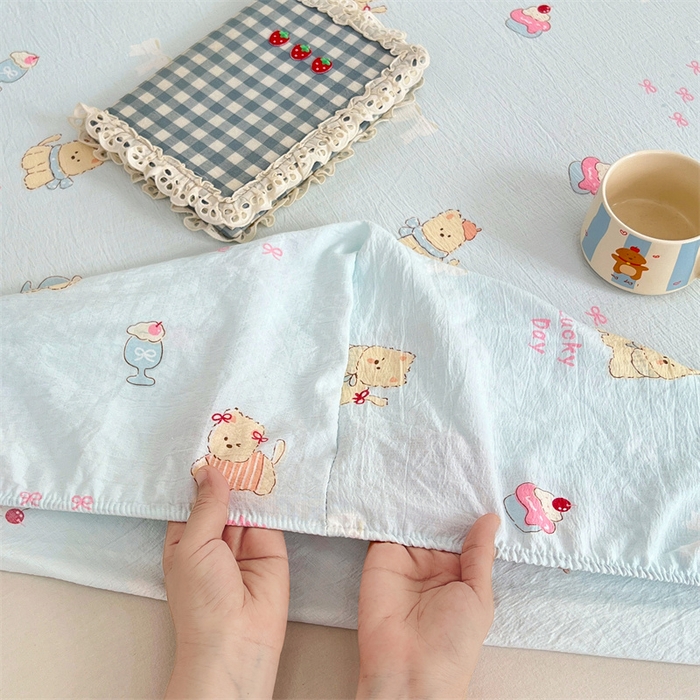 91家纺网 家纺一手货源 找家纺 梦舒羽 2025新款云感双层纱印花床笠宿舍纯色床垫保护套三件套 甜心小狗