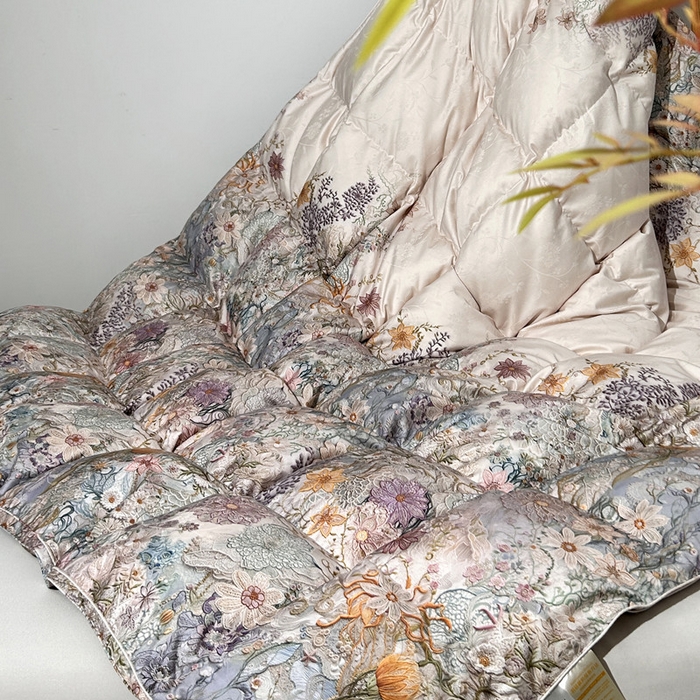 91家纺网 家纺一手货源 找家纺 （总）岚司羽 2025新款大朵95白鹅绒被-春华秋实